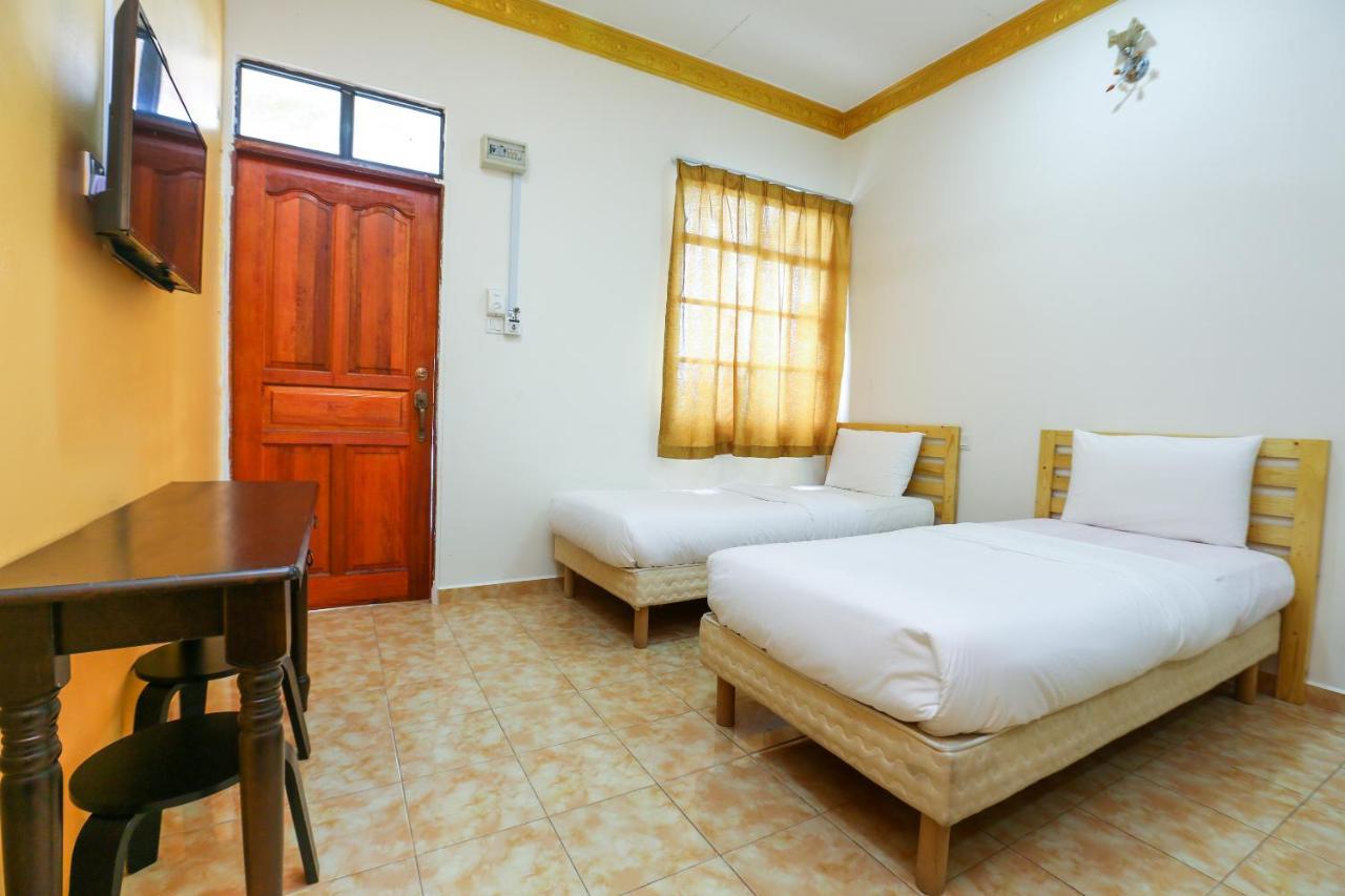 Oyo 89887 Chalet Yunie Marang Exterior photo